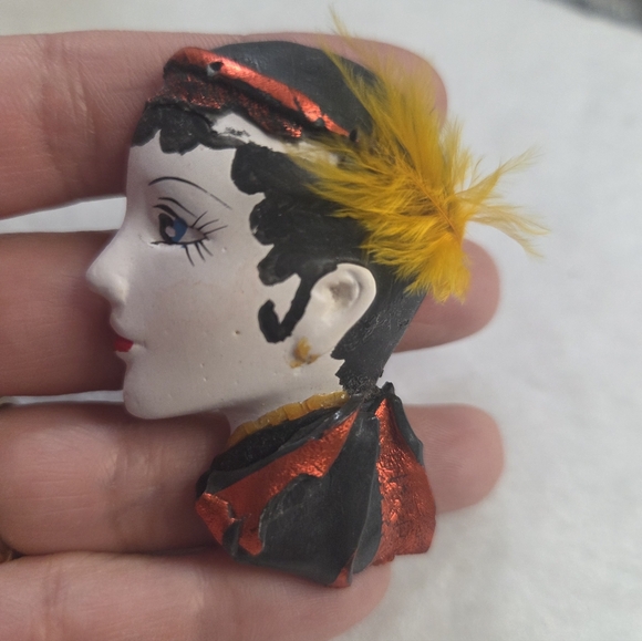 Vintage Decorative Figurine Brooch - Picture 2 of 6